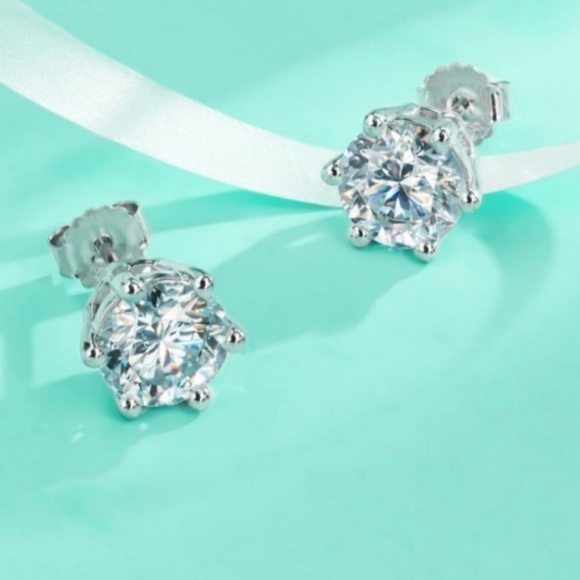 Jewelry - New 2ct Beautiful Moissanite Stud Earrings